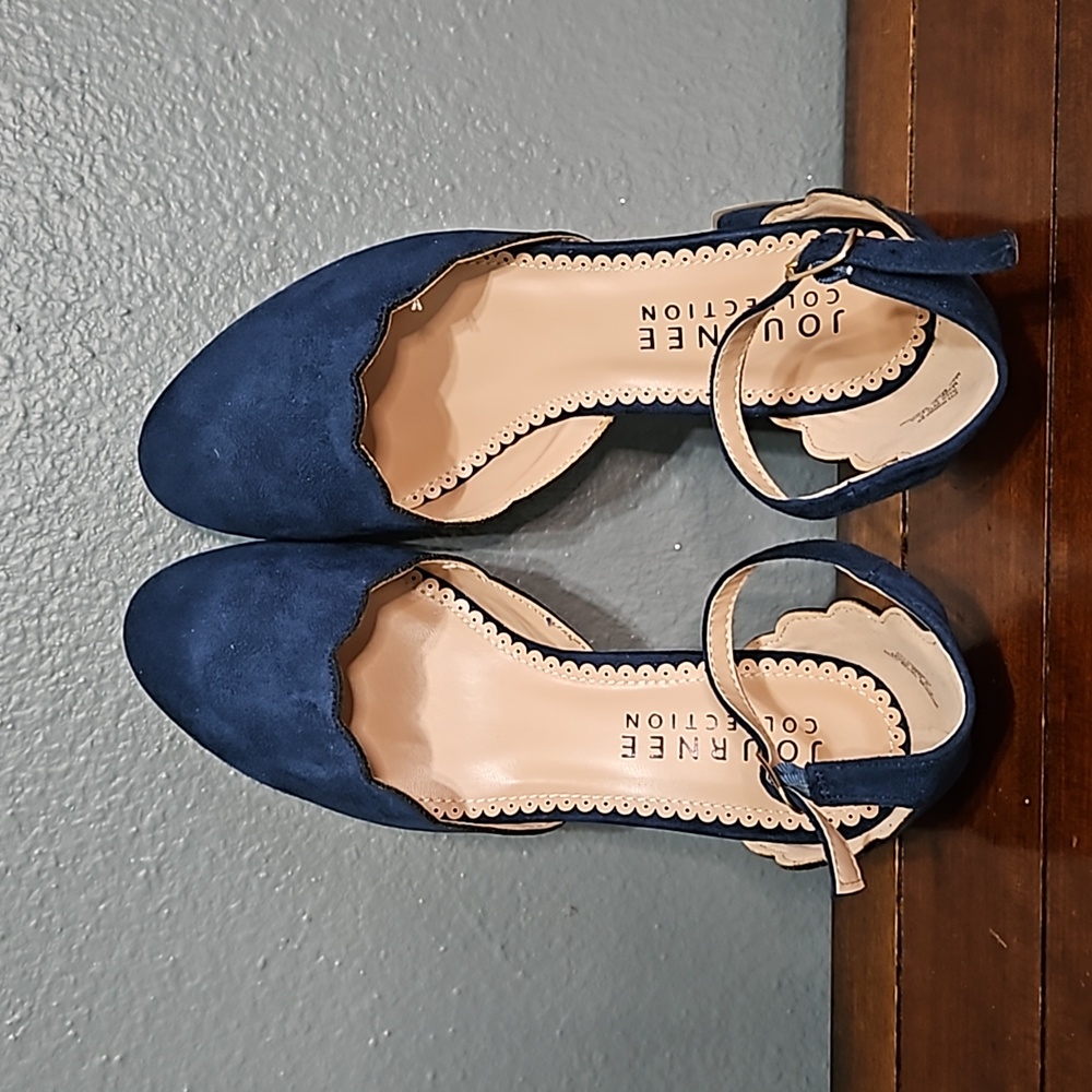 Journee Collection Blue Seude Low Heel Scalloped Shoes Kitten Heel Velvet Sz WD6 - Picture 6 of 6